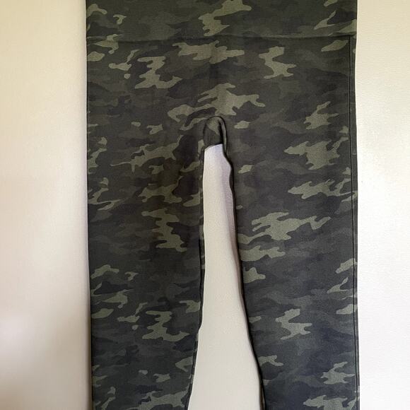 SPANX Look At Me Now Seamless Leggings Green Camo Size Medium High Rise Slimming - Picture 13 of 16